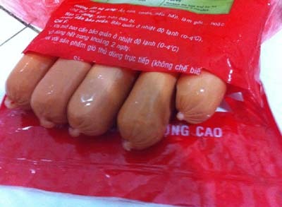 Giật mình với công nghệ sản xuất xúc xích bằng... hóa chất